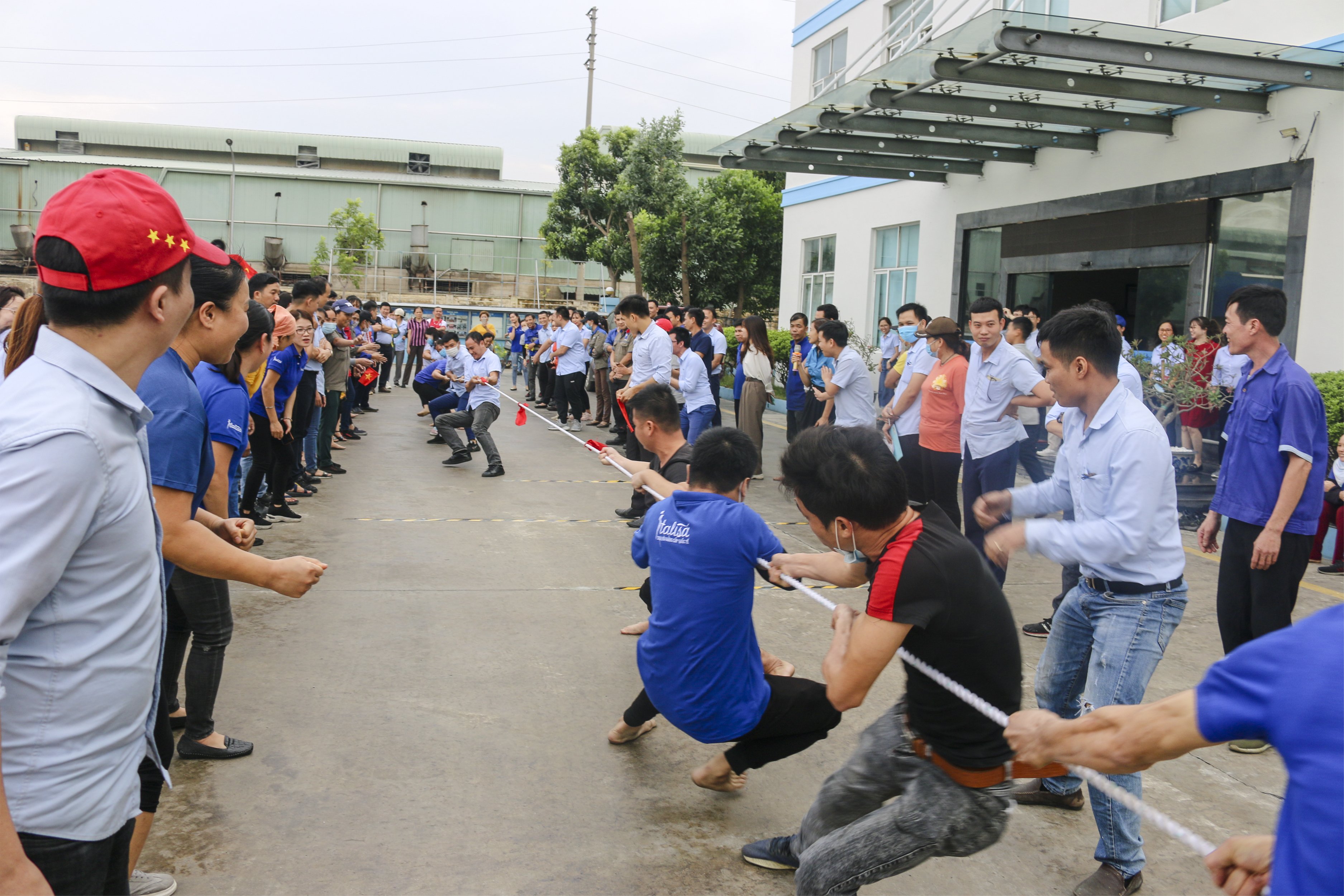 không khí căng thẳng, gay cấn